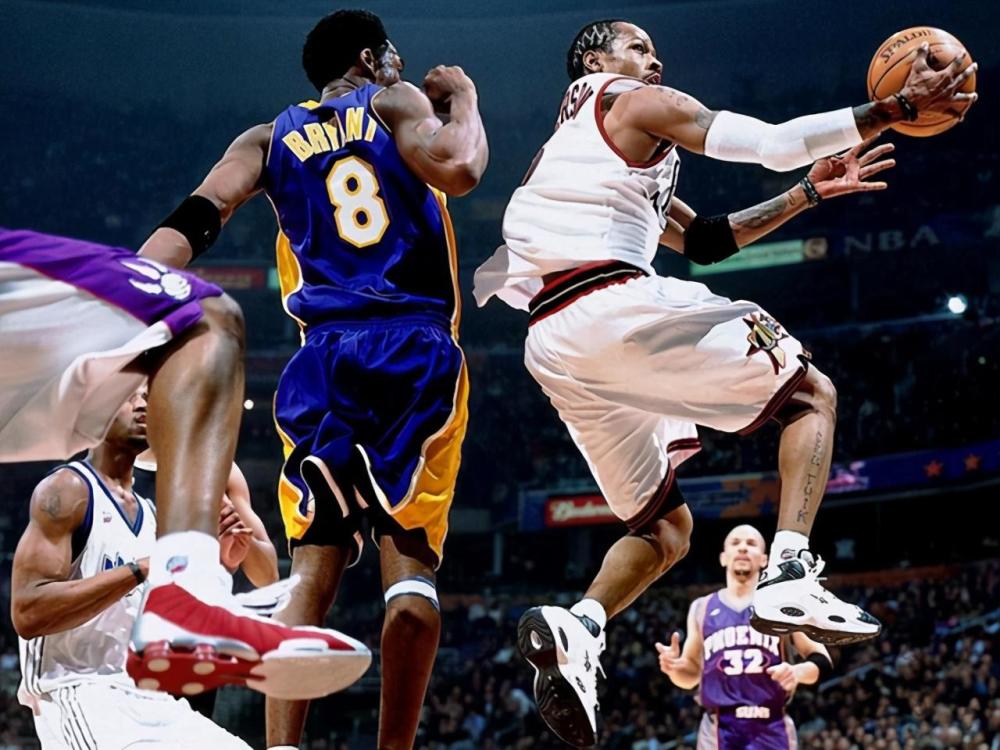 球员C罗先生，完成一次精彩的倒钩破门。