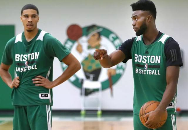 逾1200人参与分龄羽毛球赛 孟理齐与我国男双打表演赛