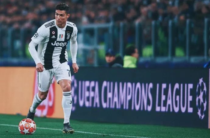 奥迪召开发布会展示2026赛季概念车，拜仁众将与车进行合影