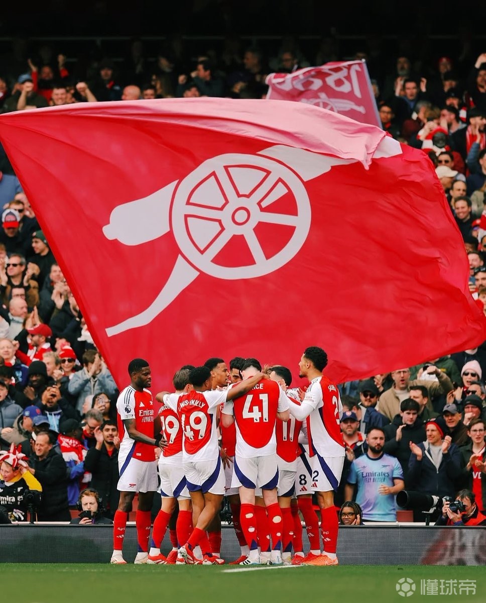 彻底爆发！勇士全队集体抗议裁判，库里遭对手恶意拉扯触犯规则令人气愤