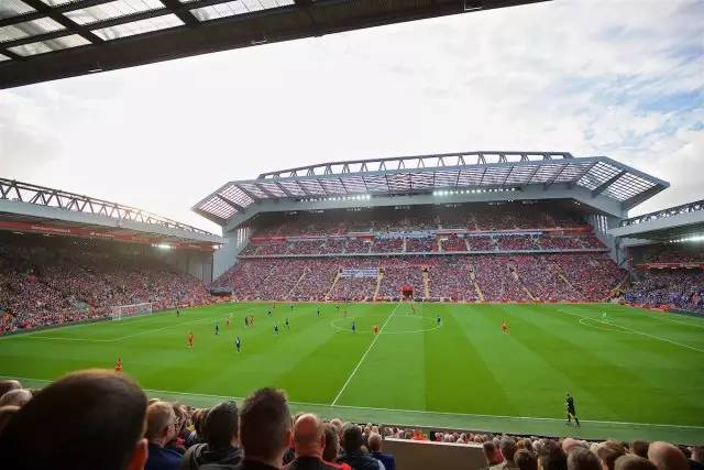 点赞，国足球迷在比赛后主动清理现场垃圾