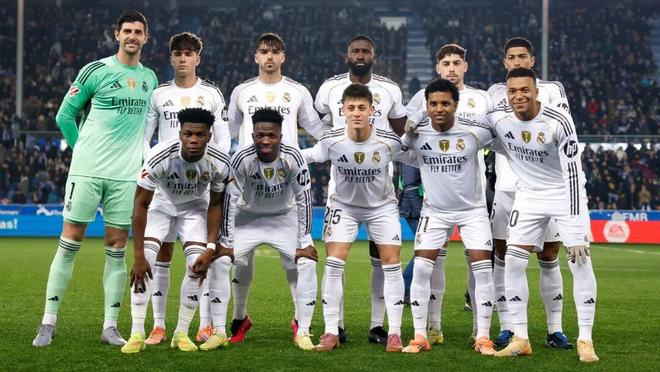 诺兰·莱恩在德州游骑兵队完成了生涯第 300 胜，全场观众起立鼓掌