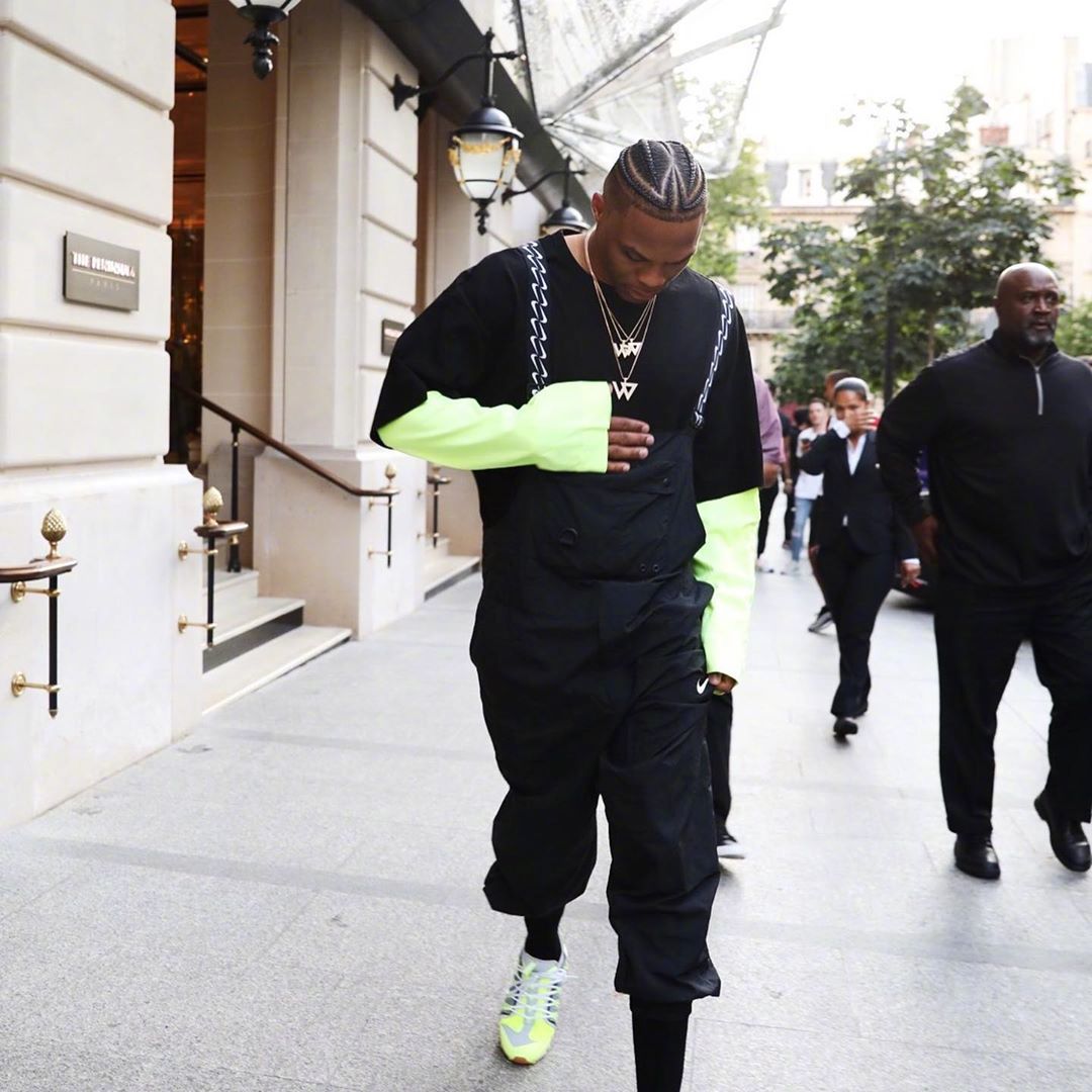 图文-韩国女星亮相体育赛场 美腿修长笑容甜美